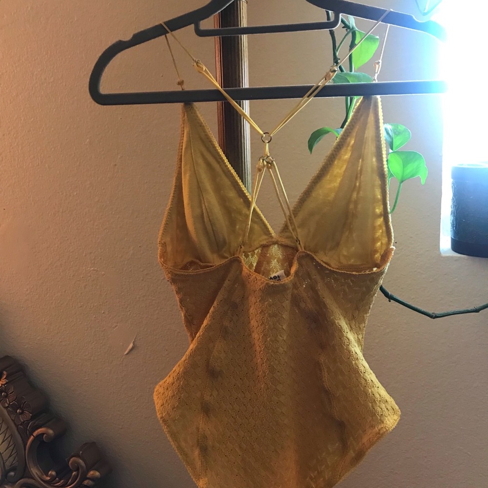Backless yellow one piece - Picture 3 of 5